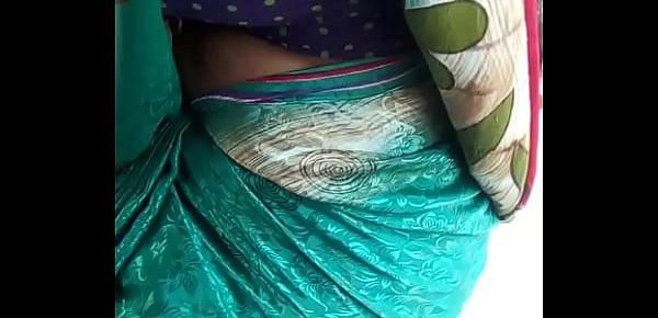  hot Telugu aunty showing boob&039;s in auto